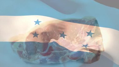 Çiğ et üzerine Honduras bayrağı dikmek mutfak temalı animasyon yaratıyor. Yemek, yemek, mutfak, ulusal, vatansever, gelenek