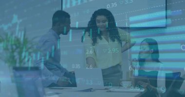 Finansal veriler ve borsa animasyonu üzerinde işbirliği yapan iş ekibi. işbirliği, finans, takım çalışması, veri analizi, beyin fırtınası, şirket