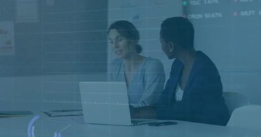 Finansal verileri, borsa animasyonu olan iş kadınlarını ofis toplantılarında tartışıyorlar. Finans, analitik, takım çalışması, yatırım, ekonomi, büyüme