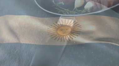 Kızartma tavasında çiğ eti kaplayan Arjantin bayrağı animasyonu. Mutfak, yemek, gurme, mutfak