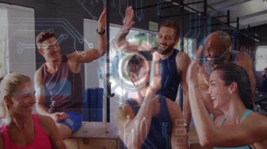 Animasyon kullanarak, farklı arkadaşlar spor salonundaki dijital arayüzle etkileşime giriyor. Fitness, teknoloji, egzersiz, egzersiz, arkadaşlık, çeşitlilik