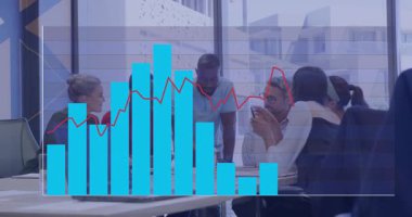 Veriler çubuk ve çizgi grafikleriyle analiz ediliyor, iş ekibi ofisinde. Analizler, takım çalışması, işbirliği, şirket, strateji, beyin fırtınası