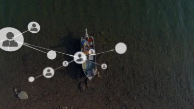 Bağlantılar ağı ve suyun üzerindeki teknede veri işleme animasyonu. Teknoloji, iletişim, dijital, bağlantı, hareket grafikleri, görselleştirme
