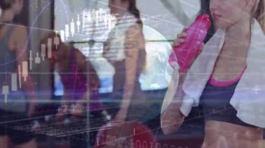 Finansal verileri ve dünya animasyon örtüsüyle spor salonunda gülümseyen kadın. Fitness, finans, küreselleşme, analitik, egzersiz, teknoloji