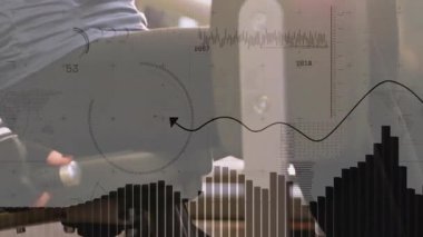 Spor yaparken koşucunun bacaklarını kaplayan spor verileri ve grafikler. Çalıştırma, veri analizi, teknoloji, egzersiz, dijital, performans