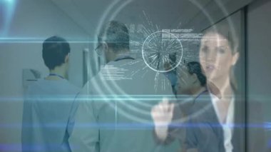 Hastane koridorunda, çeşitli tıp uzmanları fütüristik veri arayüzü animasyonu kullanıyor. Sağlık, teknoloji, yenilik, takım çalışması, doktor, hemşire