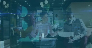 Ofiste, profesyoneller dijital grafiklerin animasyonuyla verileri tartışıyor. İş, sunum, analitik, takım çalışması, işbirliği, yenilik