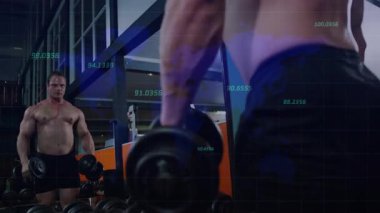 Küresel haritanın animasyonu ve sayısal verilerle egzersiz yapan kaslı bir insan. Fitness, egzersiz, atlet, teknoloji, analitik, yenilik