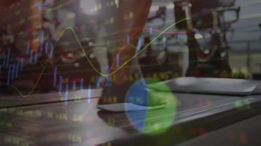 Finansal veri grafikleriyle koşu bandında koşan kişi animasyonu örtüyor. Fitness, egzersiz, finans, teknoloji, analitik, kardiyo