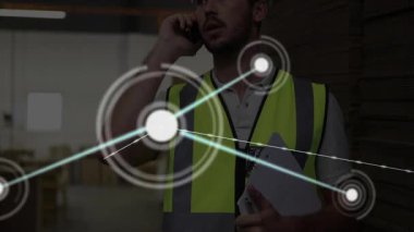 Şebeke bağlantılarıyla telefonda konuşan inşaat işçisi animasyon örtüsü. communication, connectivity, networking, technology, infrastructure, engineering
