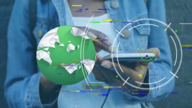 Dijital küreye sahip akıllı telefon kullanan ve animasyonu hedefleyen kişi. Teknoloji, yenilik, bağlantı, ağ, sanal, küresel