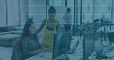 Okulda, animasyonu kapsayan finansal veri tablolarıyla işbirliği yapan çeşitli takımlar. İşbirliği, takım çalışması, finans, analiz, eğitim, iş