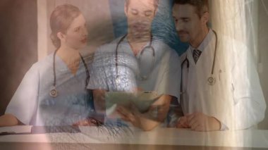 Dijital veri ile hasta bakımını tartışan tıp uzmanları animasyonu örtüyor. Sağlık, teknoloji, yenilik, takım çalışması, işbirliği, iletişim