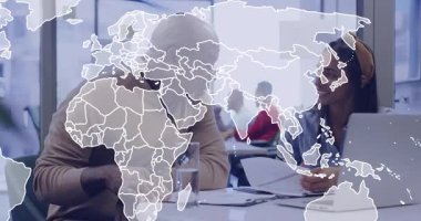 Muhtelif meslektaşların ofis masasında iş görüşmesi üzerine dünya haritası animasyonu. Takım çalışması, beyin fırtınası, çok kültürlü, işbirliği, şirket, teknoloji