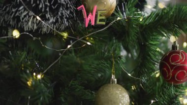Renkli Noel ağacı animasyonu üzerine Mutlu Mesajlar Dileriz. bayram, kutlama, dekorasyon, animasyon, mevsimlik, selamlama