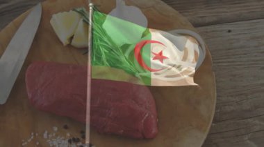 Tahta üzerinde çiğ biftek, soğan ve baharatlar olan Cezayir bayrağı animasyonu. Aşçılık, aşçılık, baharat, mutfak, et, gastronomi.