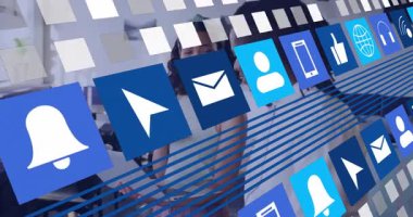 Ofiste, insanlar dijital iletişim simgeleri ve animasyonlarla birlikte çalışıyorlar. İşbirliği, takım çalışması, teknoloji, yenilik, sinerji, etkileşim