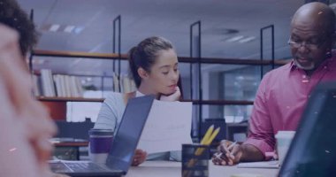 Belgeler, ofis masasındaki iş arkadaşları, dizüstü bilgisayarlar ve kahve fincanları. İşbirliği, takım çalışması, toplantı, beyin fırtınası, iş dünyası, profesyonel