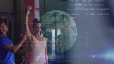 Fitness eğitim oturumu küresel veriler ve dijital analitik animasyonlarla örtüşüyor. teknoloji, yenilik, fütürist, spor, egzersiz