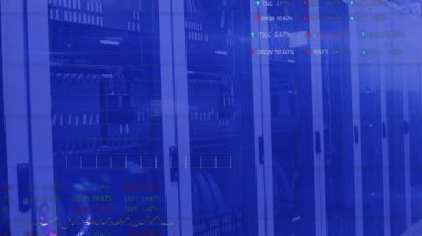 Finansal grafikler ve borsa sembolleriyle sunucularda veri işleme animasyonu. Teknoloji, finans, borsa, analitik, ticaret, yatırım