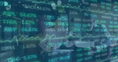 Ofiste, borsa verileri ve grafik animasyon örtüsüyle çalışan iş adamları görülüyor. Finans, teknoloji, yatırım, analitik, şirket, takım çalışması