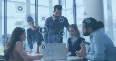 Çeşitli takımlar dijital veri işleme animasyon örtüsüyle ofiste işbirliği yapıyor. Takım çalışması, teknoloji, işbirliği, iş, yenilik, iletişim