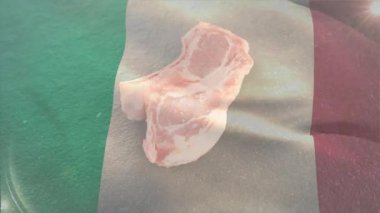 Dokulu yüzeyinde İtalyan bayrağı olan çiğ domuz pirzolası. Et, mutfak, yemek, aşçılık.