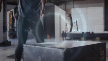 Dijital arayüz animasyonu ile etkileşime geçen kişi kutunun üzerine atlıyor. Teknoloji, fitness, egzersiz, yenilik, egzersiz, etkileşimli