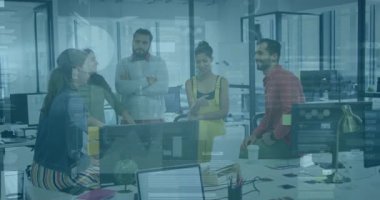 Modern ofiste dijital verilerle işbirliği yapan çeşitli takımlar animasyonu örtüyor. Takım çalışması, işbirliği, teknoloji, yenilik, şirket, iş