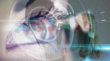 Dijital arayüzü kullanarak, ekranda teknoloji ve animasyonla etkileşime geçen kişi. inovasyon, etkileşim, kullanıcı arayüzü, fütüristik, görüntü, bağlantı