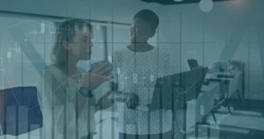 Finansal grafikler, ofis ortamındaki verileri analiz eden iş adamları. finans, analiz, strateji, şirket, takım çalışması, toplantı