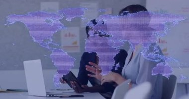 İş adamları ofiste dijital dünya haritası animasyonunu tartışıyor. Takım çalışması, strateji, teknoloji, yenilik, beyin fırtınası, konferans