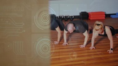 Tahta zeminde şınav çeken, dijital devre animasyonlu üç kişi. Egzersiz, takım çalışması, fitness, teknoloji, işbirliği, yenilik