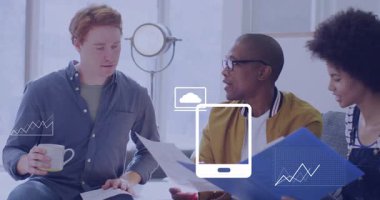 Belgeleri gözden geçiriyoruz, iş adamları verileri animasyon eşliğinde analiz ediyor. Takım çalışması, işbirliği, teknoloji, veri analizi, yenilik, strateji