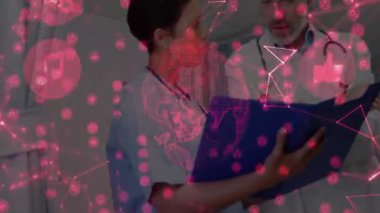 Doktorlar dijital ağ ve veri işleme animasyonu üzerinde hasta grafiğini tartışıyor. Sağlık, teknoloji, takım çalışması, işbirliği, analiz, yenilik