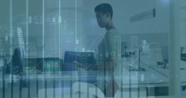 Ofiste, finansal veri tablolarının animasyonuyla dizüstü bilgisayarda çalışan bir iş kadını. teknoloji, finans, analiz, analitik, şirket, dijital