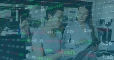 Finansal veri tabloları, modern ofiste animasyon kullanan iki kişi. İş, finans, veri analizi, işbirliği, takım çalışması, dijital