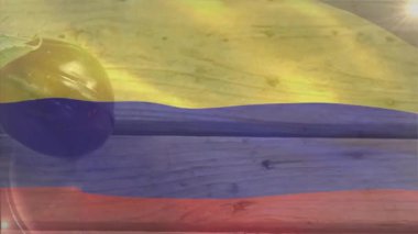 Tahta yüzeyde taze domates kaplayan Kolombiya bayrağının animasyonu. Yemek, aşçılık, malzemeler, sebzeler, tazelik, mutfak