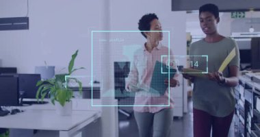 Dijital veri işleme animasyon örtüsüyle ofiste yürüyen iki kişi. İş, işbirliği, teknoloji, şirket, takım çalışması, yenilik