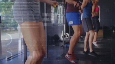 Spor salonunda egzersiz yapan insanlar, spor verileri ve grafik animasyon örtüsüyle. egzersiz, teknoloji, izleme, analiz, egzersiz, eğitim