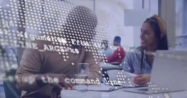 Çeşitli meslektaşlar, dijital veri animasyonu ile masada çalışmayı tartışıyor. İşbirliği, takım çalışması, yenilik, teknoloji, beyin fırtınası, dijital dönüşüm