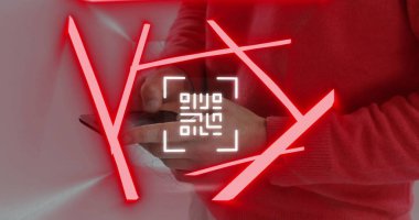 Neon qr kod tarayıcı ve akıllı telefon kullanan insanın orta kesimine karşı soyut şekiller. dijital ve nakitsiz ödeme teknolojisi kavramı
