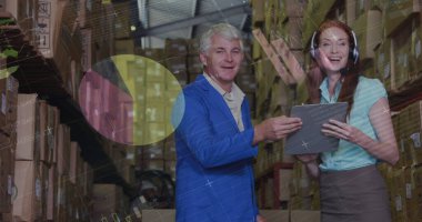 Depoda panosu olan kadın ve erkeğin istatistik ve veri işleme görüntüsü. küresel gönderim, dağıtım, iş, veri işleme ve teknoloji konsepti dijital olarak oluşturuldu.