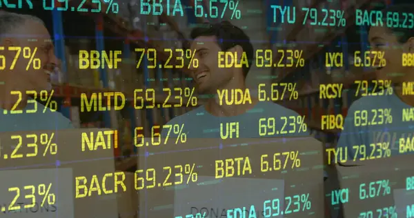 Depoda bağış kutuları tutan kadın ve erkek gönüllülere karşı borsa veri işleme programı. lojistik ve ulaşım sektörü kavramı