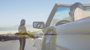 Üstü açık araba kullanan, başka bir kadının animasyonuyla okyanusa bakan bir kadın. yolculuk, keşif, özgürlük, macera, yaratıcılık, manzara