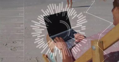 Plajda veri işleme animasyonu eşleşen dizüstü bilgisayar kullanan kişi. Teknoloji, uzaktan çalışma, dijital, üretkenlik, tatil, ağ