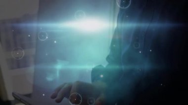 Loş ışıkta, dijital çizgileri ve parıldayan animasyon efektleri olan bir adam. Teknoloji, fütüristik, yenilik, siber, sanal, soyut