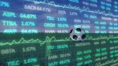 Futbol topunu çimlerin üzerine koyan borsa grafiklerinin animasyonu. Finans, yatırım, spor, teknoloji, ekonomi, büyüme