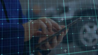 Dijital ızgara kaplamalı tablet kullanmak, teknoloji ve bağlantıyı temsil ediyor. yenilik, ekran, fütüristik, iletişim, arayüz, veri