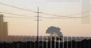 Elektrik hatları ve elektrik direkleri, alacakaranlıkta şehir manzarası üzerinde veri işleme animasyonuyla çalışıyor. Altyapı, enerji, elektrik, kentleşme, teknoloji, ağ